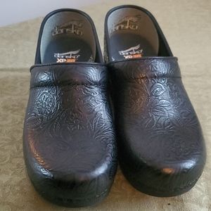 NWOB dansko xp 2.0 black 37 embossed leather clogs